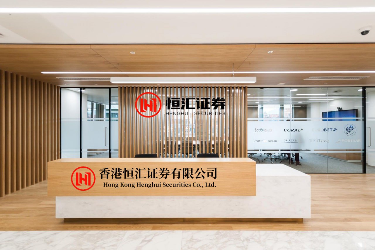 闪牛 小伙从重庆骑白马去新疆，张雪拍下配文“差一把剑”